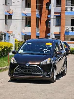 Toyota Sienta hybrid 7seater 2019 image 5