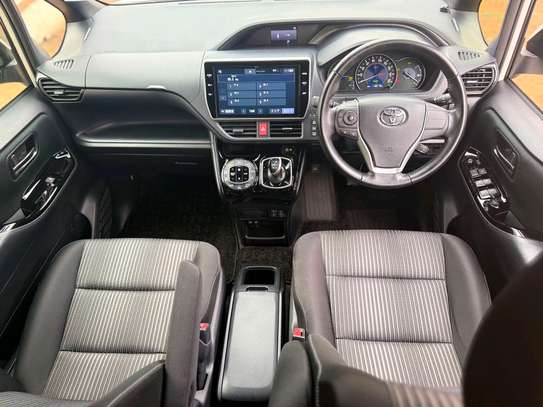 Toyota Voxy 2016 White 7-Seater Automatic image 2