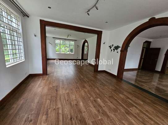 5 Bed House with En Suite in Rosslyn image 5