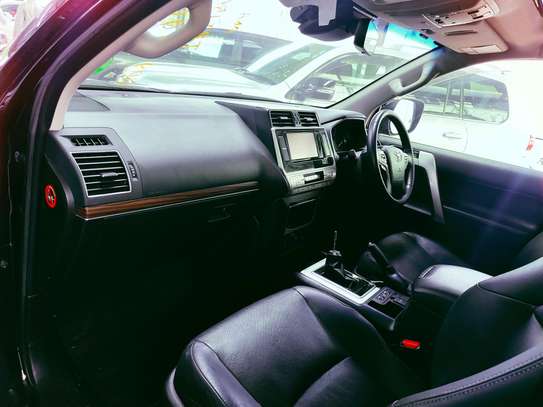 Toyota land cruiser prado petrol TX Black 2017 . image 5