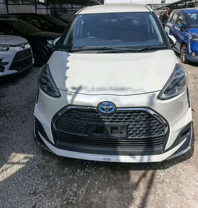 Toyota sienta hybrid image 2