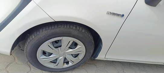 Toyota Sienta white hybrid 2019 image 3