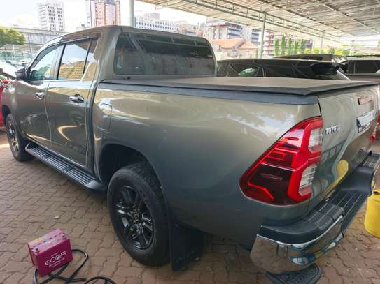 Toyota Hilux Double cabin image 8