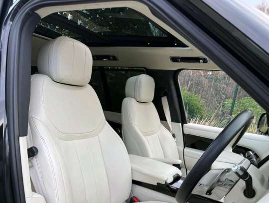 2022 Range Rover Vogue D350 first edition image 11