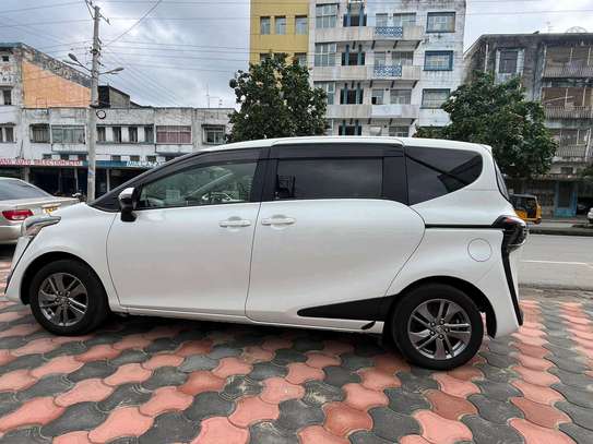 Toyota sienta hybrid image 3