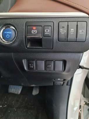 Toyota Harrier hybrid image 5