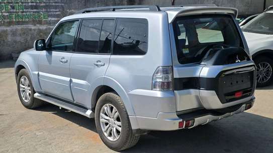 Mitsubishi pajero with sunroof image 7