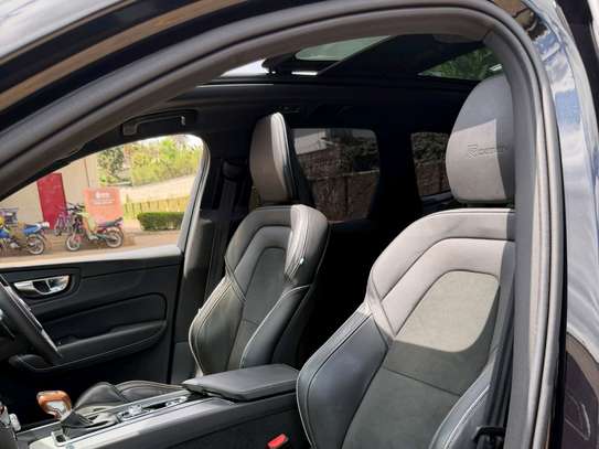2019 Volvo XC60 T6 R-Design image 8