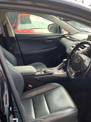 Lexus Nt 200 image 7