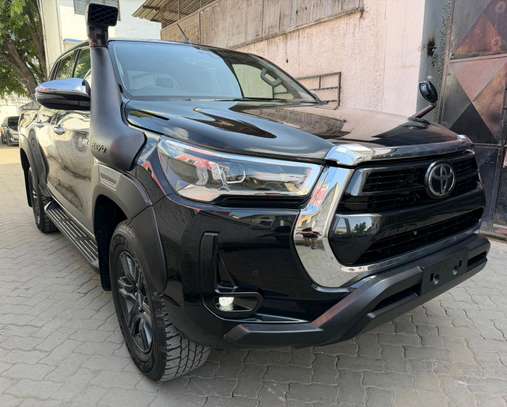 Hilux double cabin 2020 model image 4