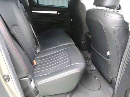 Toyota hilux double cub image 7