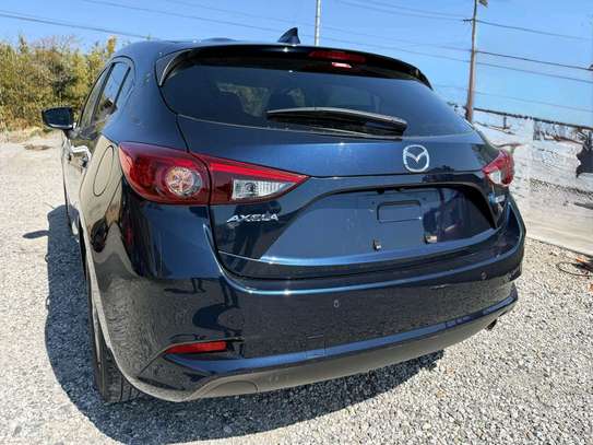 Mazda Axela image 2