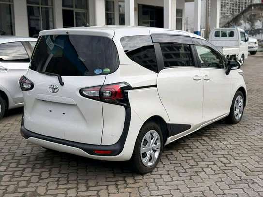 Toyota sienta image 8
