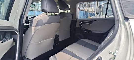 Toyota Rav4 White Hybrid 2018 image 8