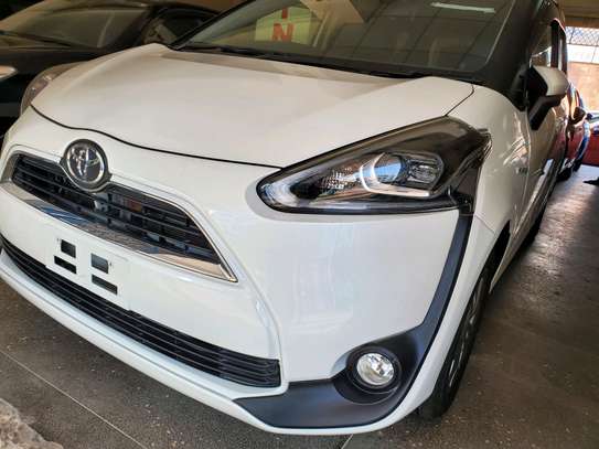 Toyota sienta image 2