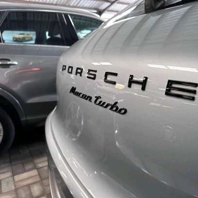 Porsche macan Turbo 2018 sunroof image 10