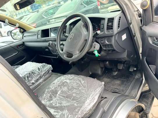 Toyota Hiace 9l image 3