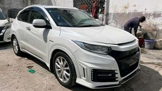 Honda vezel hybrid White 2019 4Wd image 2