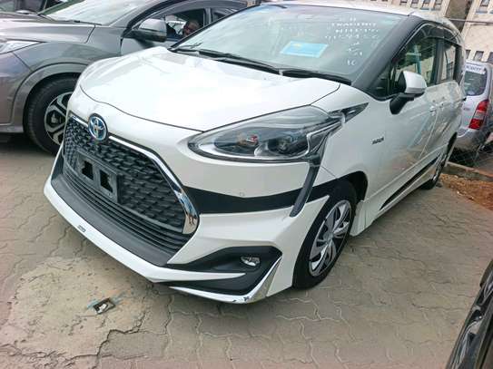 Toyota Sienta hybrid image 3