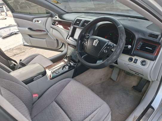 Toyota Crown image 4