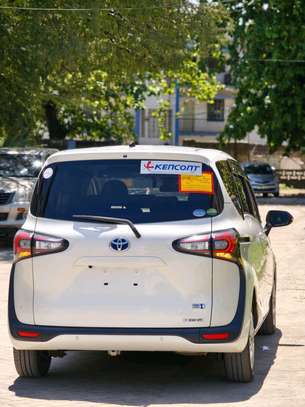 Toyota Sienta hybrid 7seater white 2019 image 13