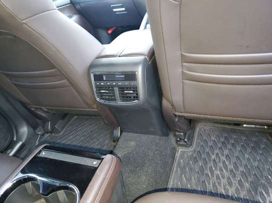 Mazda cx8 image 3