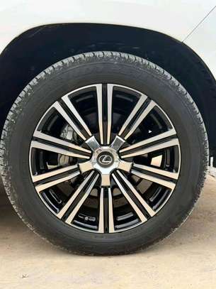 2019 Lexus Lx570 image 10