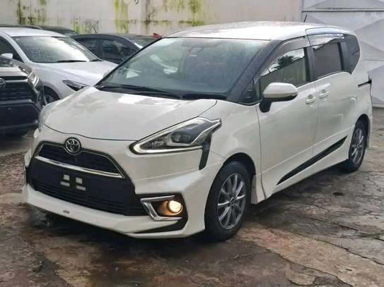 Toyota sienta pearl white image 4