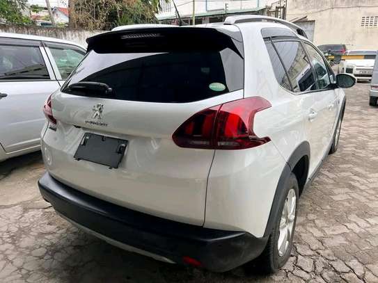 Peugeot 2008 moonroof image 2