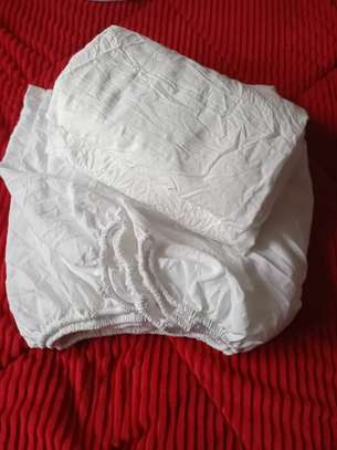 (White bedsheets)Quality,  mtumba bedsheets image 2