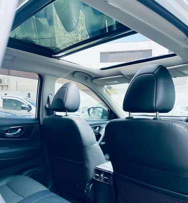 Nissan X Trail hybrid white color 2000cc petrol 2018 model. image 4