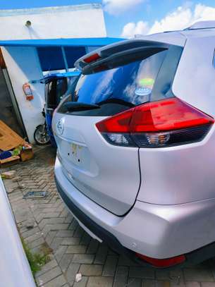 Nissan X-trail Silver 2018 image 8