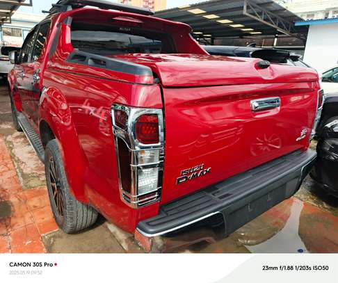 Isuzu D max V cross image 4