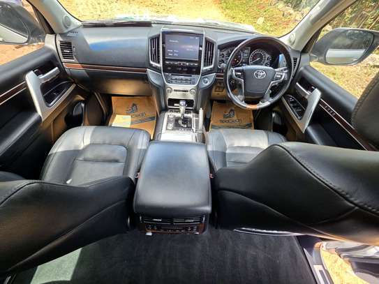 2019 Toyota land cruiser Sahara image 2