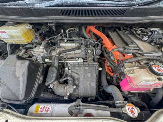 Toyota Noah hybrid white wxB 2019 image 5