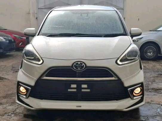 Toyota sienta pearl white image 6