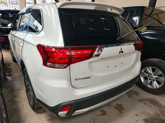 Mitsubishi outlander image 3