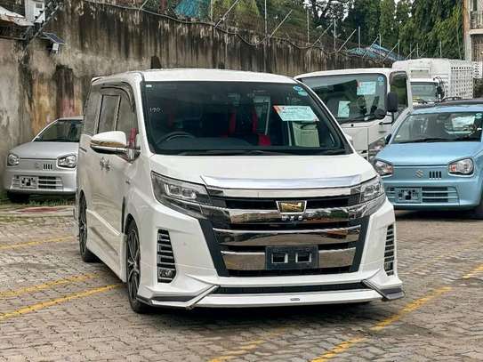 Toyota Noah hybrid white WxB ZRR 2019 image 4