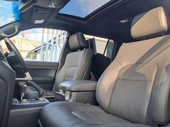 Toyota land Cruiser ZX V8 white 2018 image 3