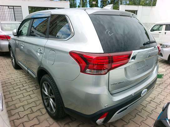 Mitsubishi Outlander 7seater image 6