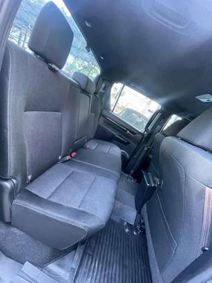 Toyota Hilux Double Cabin silver 2019 image 6