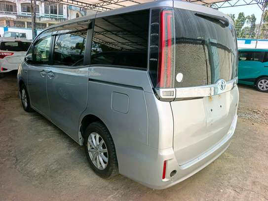 Toyota Noah hybrid image 6
