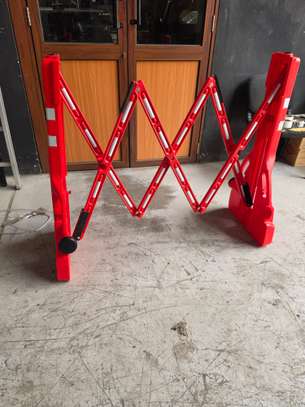 Portable expandable safety barricade image 2