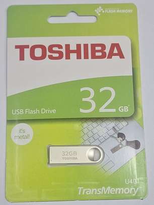 Toshiba 32GB USB flash drive image 3