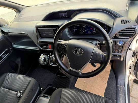White Minivan with Modern Grille & Roomy Interior  2019 image 4