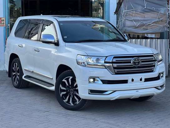 Toyota Land Cruiser Zx V8 Sunroof White Lc200 2018 in Mombasa