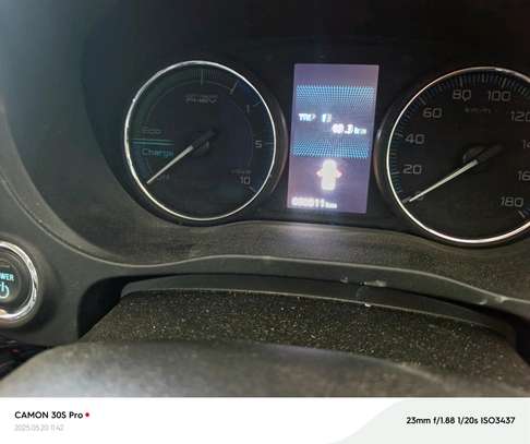 Mitsubishi outlander PHv image 4