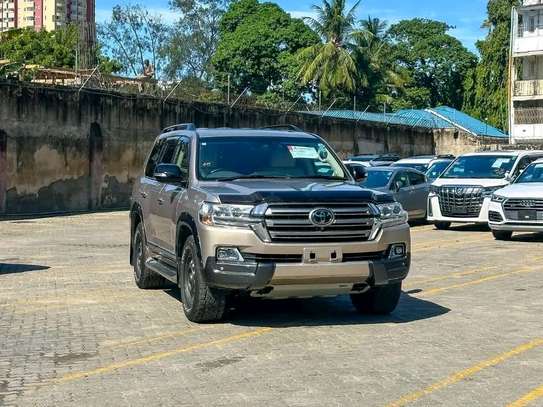 Toyota land Cruiser ZX V8 Gold 2019 image 2