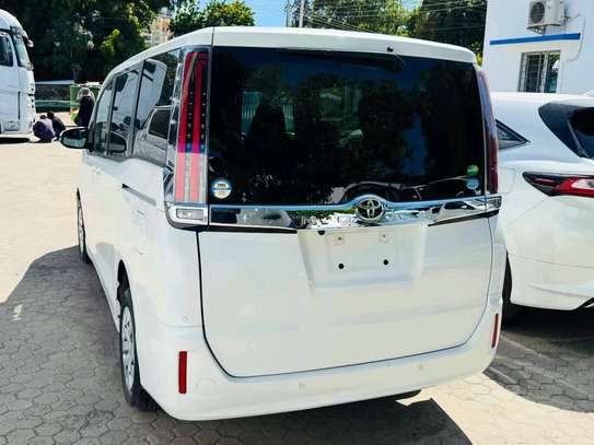 Toyota Noah 2018 image 9