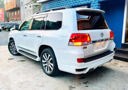 Toyota Land cruiser 4.6 V8 ZX 2017 model white fully loaded image 2